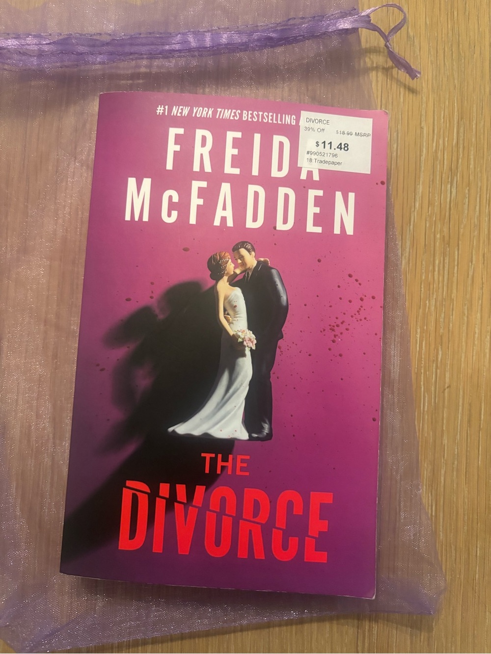 Freida McFadden - The Divorce - Pink Paperback Novel